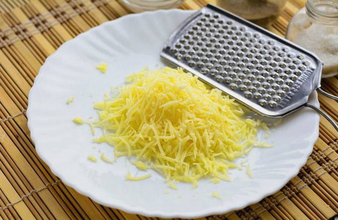 Салат с помидорами и колбасой Салат с помидорами и колбасой