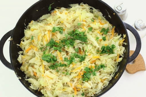 Капуста, тушенная с баклажанами