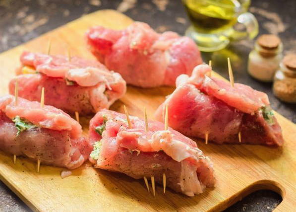 Мясные рулетики из свинины с начинкой