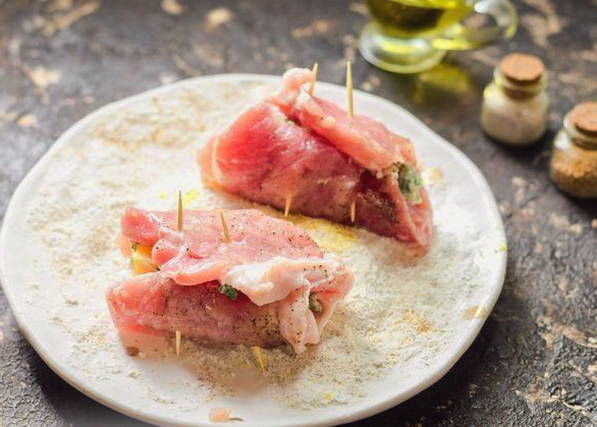 Мясные рулетики из свинины с начинкой