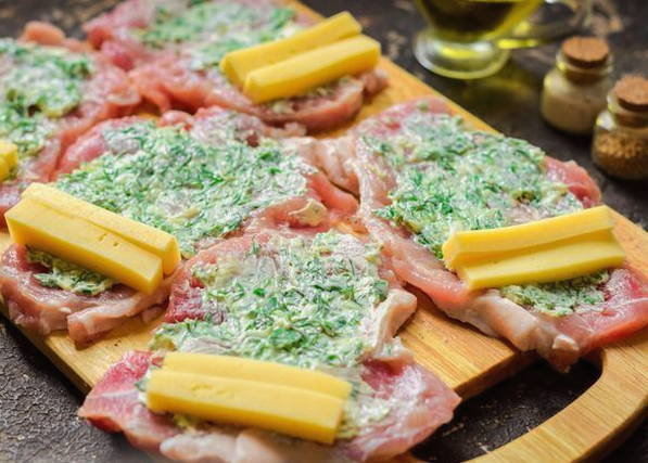 Мясные рулетики из свинины с начинкой