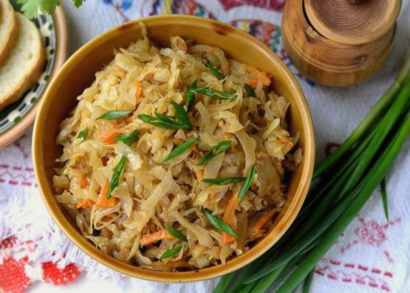 Тушеная кислая капуста