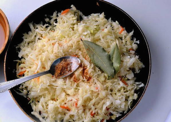 Тушеная кислая капуста