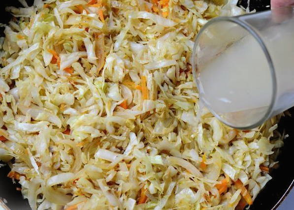 Тушеная кислая капуста