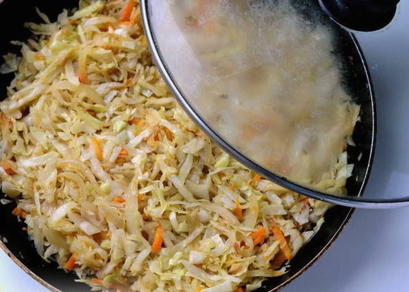 Тушеная кислая капуста