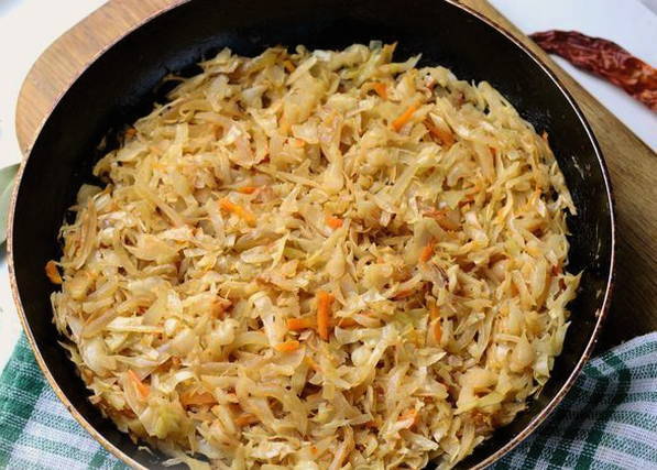 Тушеная кислая капуста