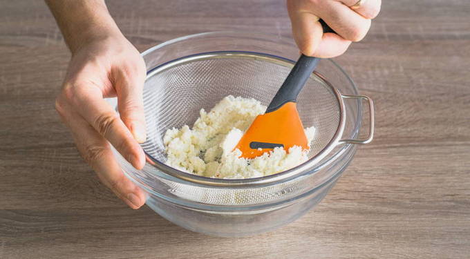 Классические сырники из творога с мукой на сковороде Классические сырники из творога с мукой на сковороде