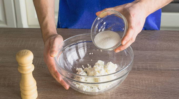 Классические сырники из творога с мукой на сковороде Классические сырники из творога с мукой на сковороде