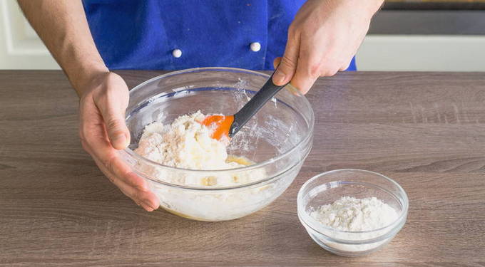 Классические сырники из творога с мукой на сковороде Классические сырники из творога с мукой на сковороде