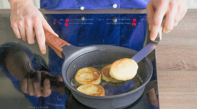 Классические сырники из творога с мукой на сковороде Классические сырники из творога с мукой на сковороде