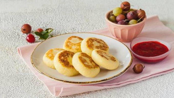 Классические сырники из творога с мукой на сковороде Классические сырники из творога с мукой на сковороде