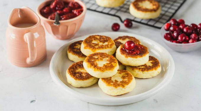 Классические сырники из творога с манкой на сковороде Классические сырники из творога с манкой на сковороде
