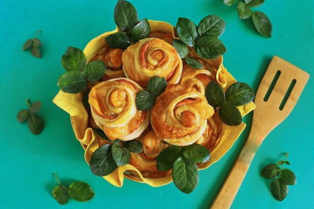 Розочки из слоёного теста с колбасой и сыром