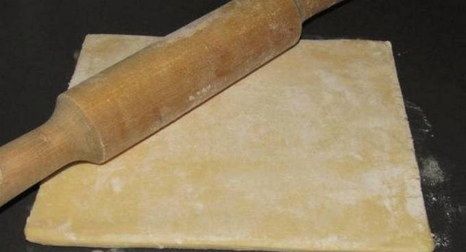 Розочки из слоёного теста с колбасой и сыром Розочки из слоёного теста с колбасой и сыром