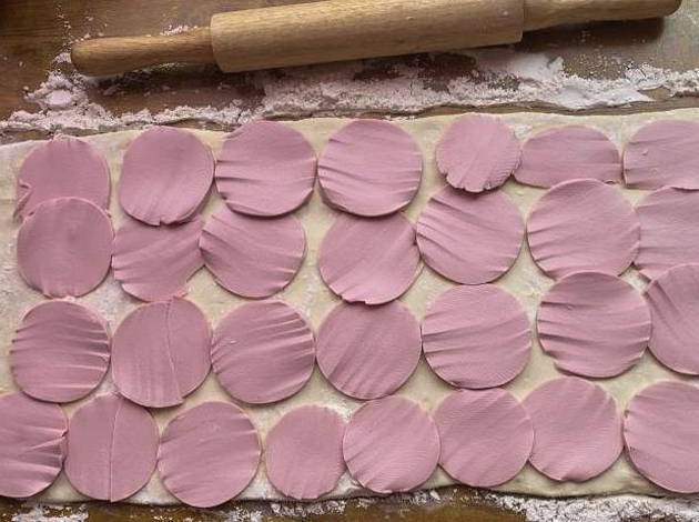 Розочки из слоёного теста с колбасой и сыром Розочки из слоёного теста с колбасой и сыром