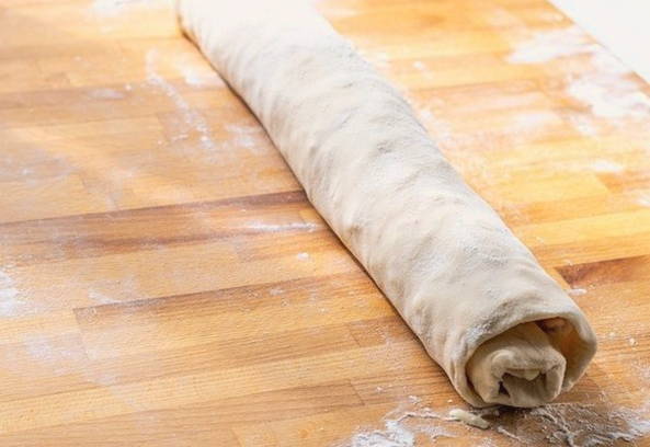 Розочки из слоёного теста с колбасой и сыром Розочки из слоёного теста с колбасой и сыром