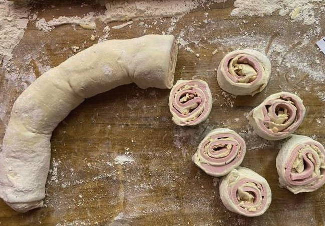 Розочки из слоёного теста с колбасой и сыром Розочки из слоёного теста с колбасой и сыром