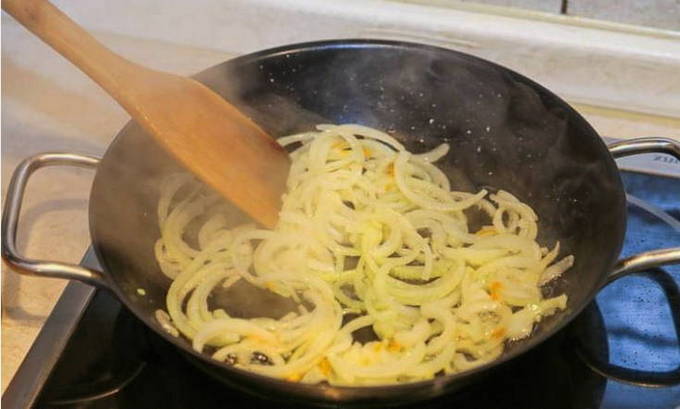 Макароны с луком и морковью на сковороде Макароны с луком и морковью на сковороде