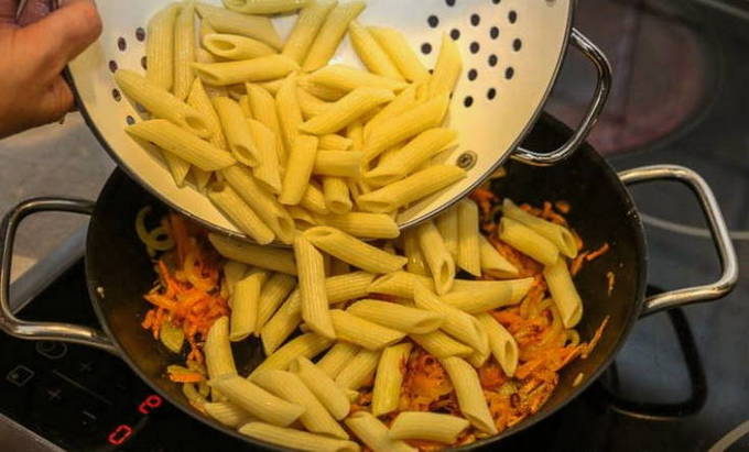 Макароны с луком и морковью на сковороде Макароны с луком и морковью на сковороде