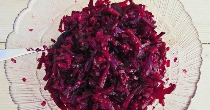 Свекольный салат с грецкими орехами Свекольный салат с грецкими орехами