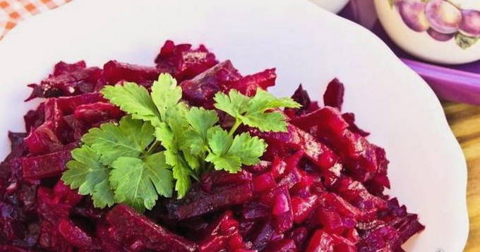 Свекольный салат с грецкими орехами Свекольный салат с грецкими орехами