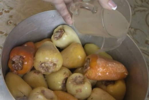 Фаршированные перцы с фаршем и рисом в томатно-сметанном соусе Фаршированные перцы с фаршем и рисом в томатно-сметанном соусе