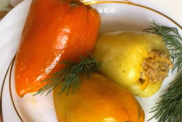 Фаршированные перцы с фаршем и рисом в томатно-сметанном соусе Фаршированные перцы с фаршем и рисом в томатно-сметанном соусе