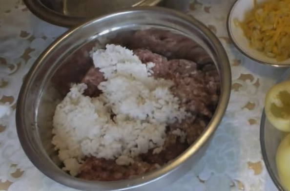 Фаршированные перцы с фаршем и рисом в томатно-сметанном соусе Фаршированные перцы с фаршем и рисом в томатно-сметанном соусе