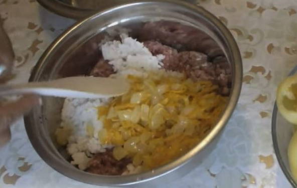 Фаршированные перцы с фаршем и рисом в томатно-сметанном соусе Фаршированные перцы с фаршем и рисом в томатно-сметанном соусе