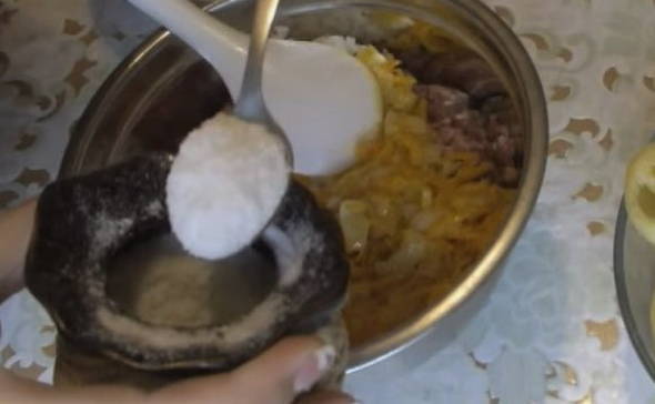 Фаршированные перцы с фаршем и рисом в томатно-сметанном соусе Фаршированные перцы с фаршем и рисом в томатно-сметанном соусе