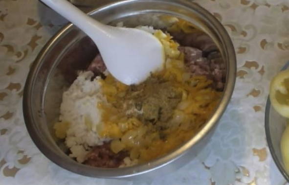 Фаршированные перцы с фаршем и рисом в томатно-сметанном соусе Фаршированные перцы с фаршем и рисом в томатно-сметанном соусе