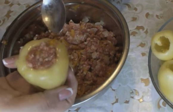 Фаршированные перцы с фаршем и рисом в томатно-сметанном соусе Фаршированные перцы с фаршем и рисом в томатно-сметанном соусе