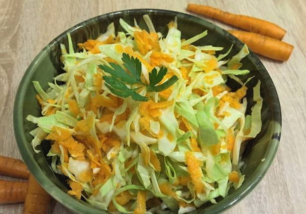 Витаминный салат из капусты и моркови, как в столовой