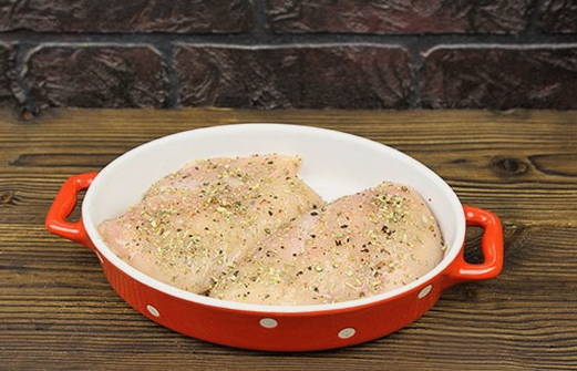 Салат с курицей, сыром и помидорами