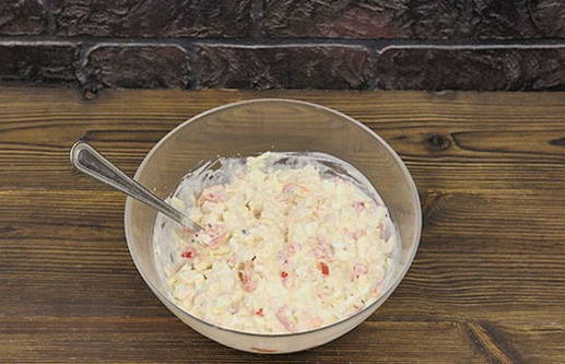 Салат с курицей, сыром и помидорами