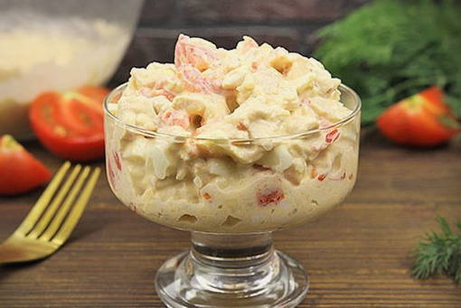 Салат с курицей, сыром и помидорами