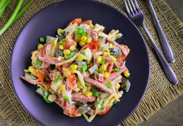 Салат с солеными огурцами и копченой колбасой