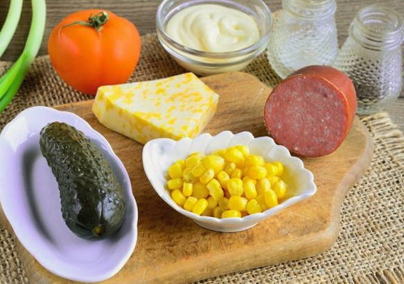 Салат с солеными огурцами и копченой колбасой