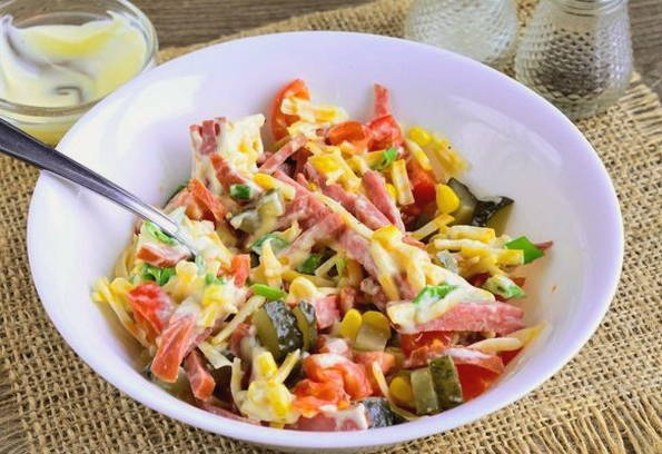 Салат с солеными огурцами и копченой колбасой