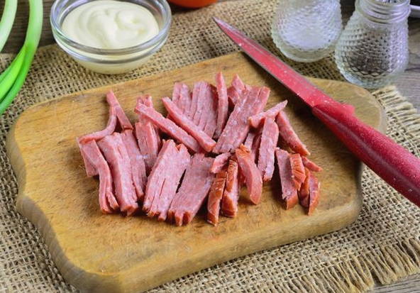 Салат с солеными огурцами и копченой колбасой