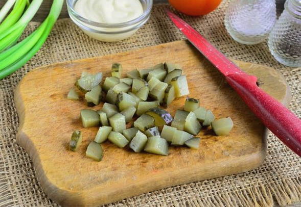 Салат с солеными огурцами и копченой колбасой