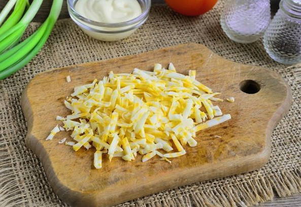 Салат с солеными огурцами и копченой колбасой
