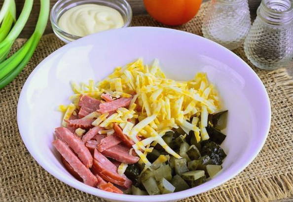 Салат с солеными огурцами и копченой колбасой