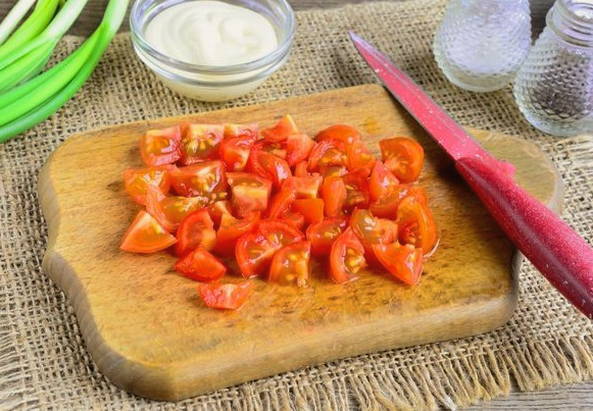 Салат с солеными огурцами и копченой колбасой