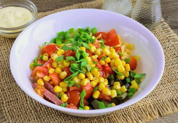 Салат с солеными огурцами и копченой колбасой
