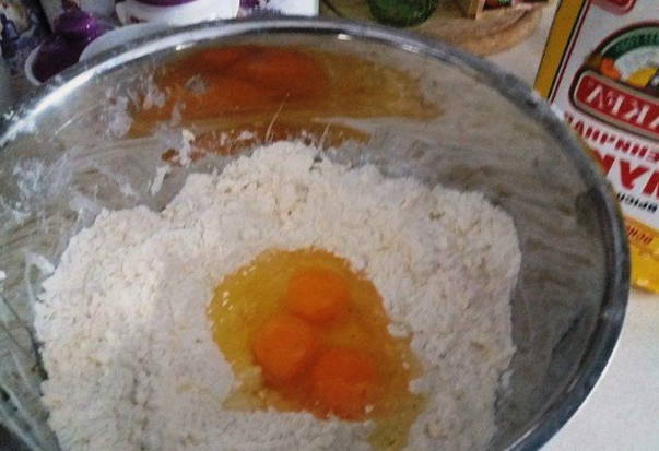 Пирог с капустой и яйцом из дрожжевого теста в духовке Пирог с капустой и яйцом из дрожжевого теста в духовке