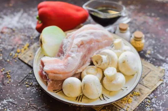 Свинина с грибами на сковороде