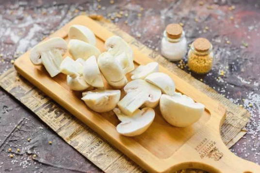 Свинина с грибами на сковороде