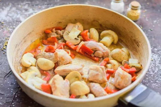 Свинина с грибами на сковороде