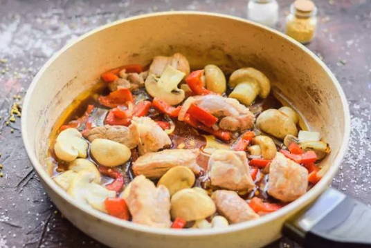 Свинина с грибами на сковороде